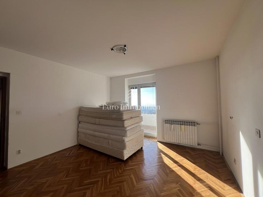 VIŠKOVO, casa indipendente con spazio commerciale, 2 garage