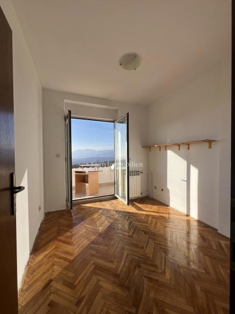 VIŠKOVO, casa indipendente con spazio commerciale, 2 garage