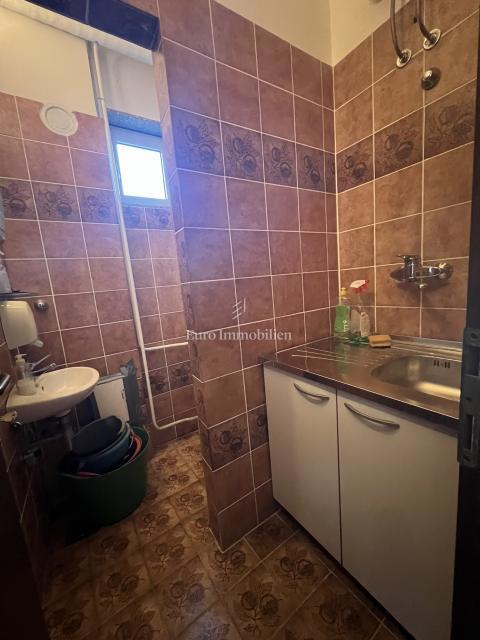 VIŠKOVO, casa indipendente con spazio commerciale, 2 garage