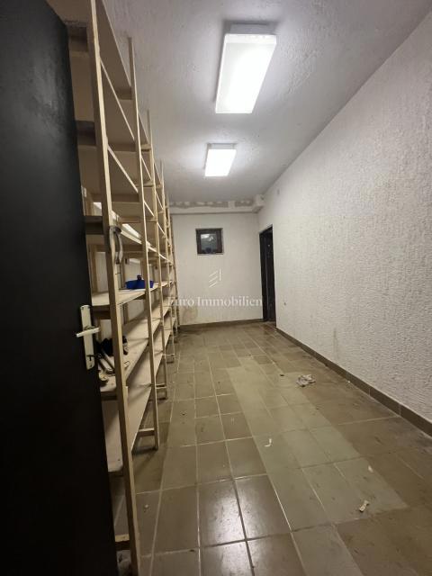 VIŠKOVO, casa indipendente con spazio commerciale, 2 garage