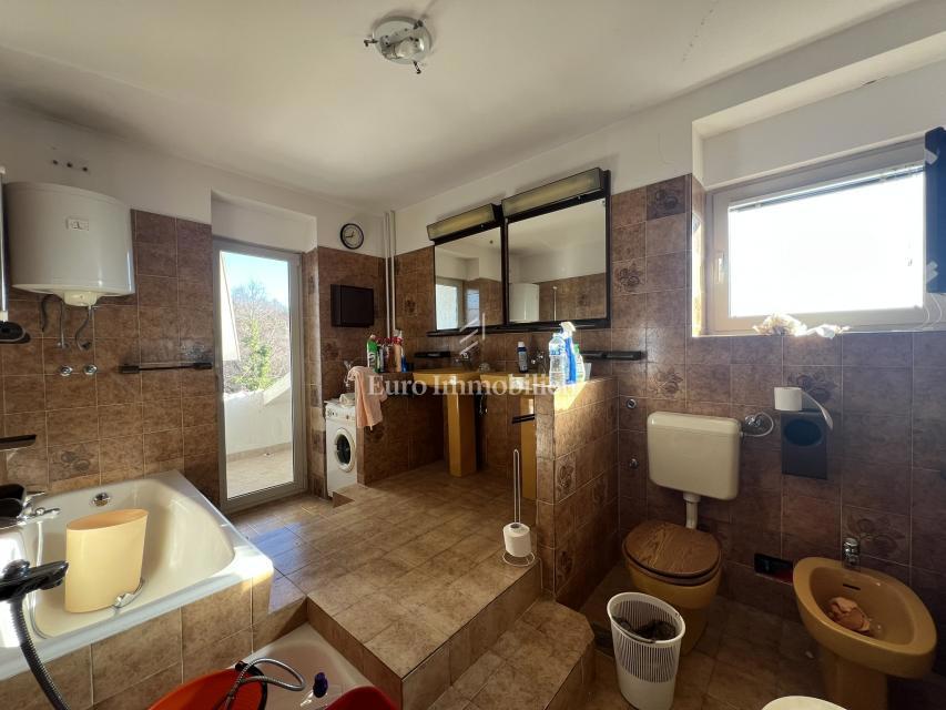 VIŠKOVO, casa indipendente con spazio commerciale, 2 garage