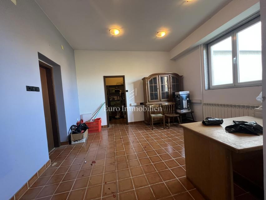 VIŠKOVO, casa indipendente con spazio commerciale, 2 garage