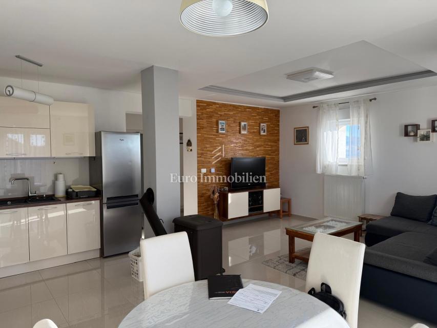 Appartamento a Buzdohanj in un edificio più recente