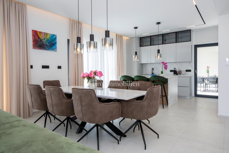 Istria - villa moderna con piscina e campo da tennis