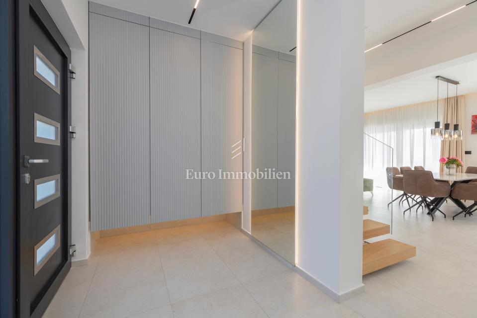 Istria - villa moderna con piscina e campo da tennis