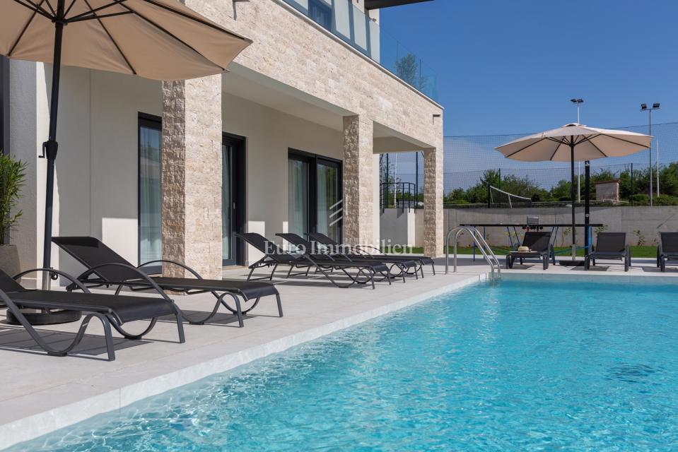 Istria - villa moderna con piscina e campo da tennis