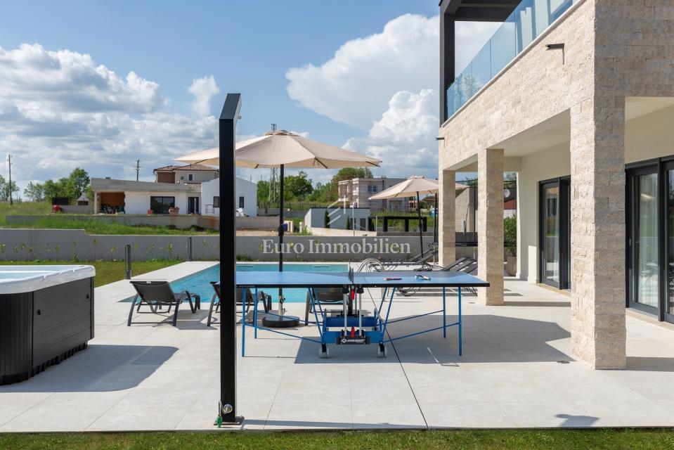 Istria - villa moderna con piscina e campo da tennis