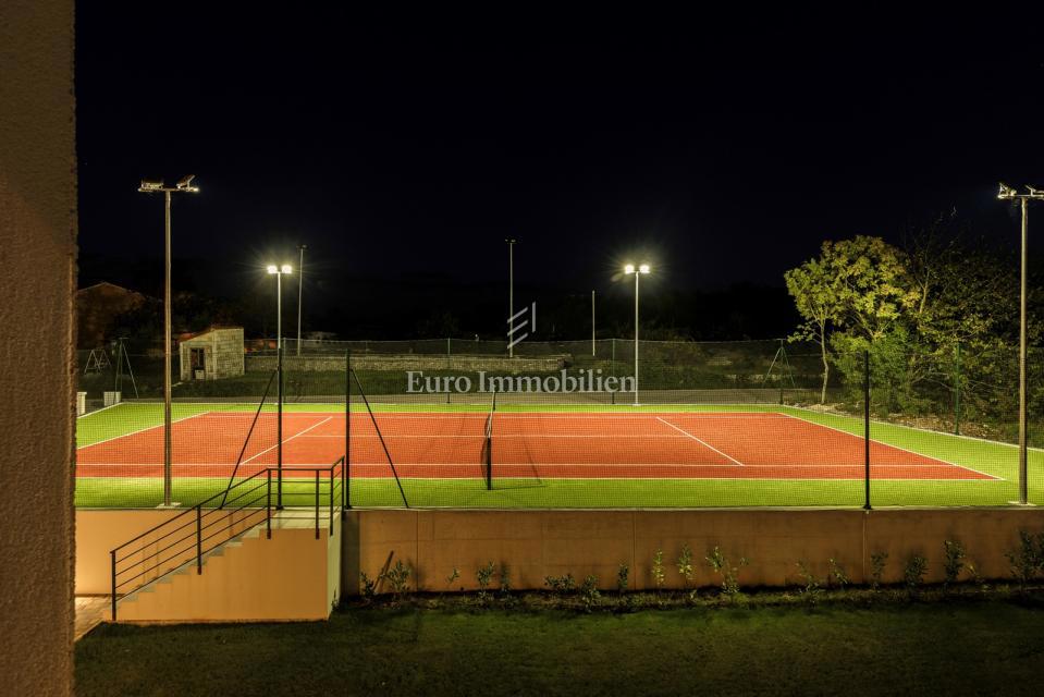 Istria - villa moderna con piscina e campo da tennis