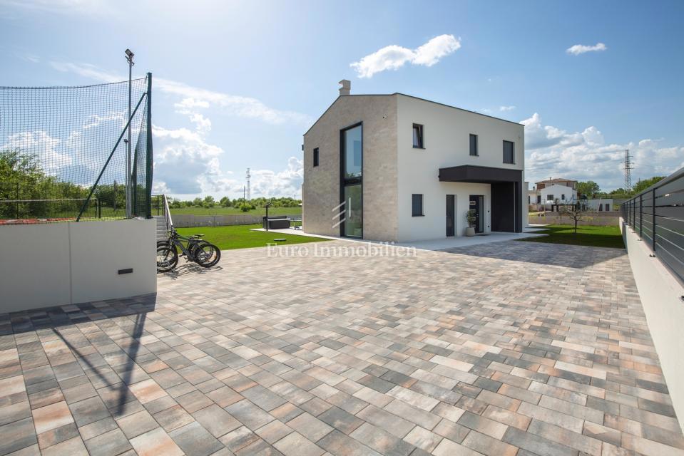 Istria - villa moderna con piscina e campo da tennis
