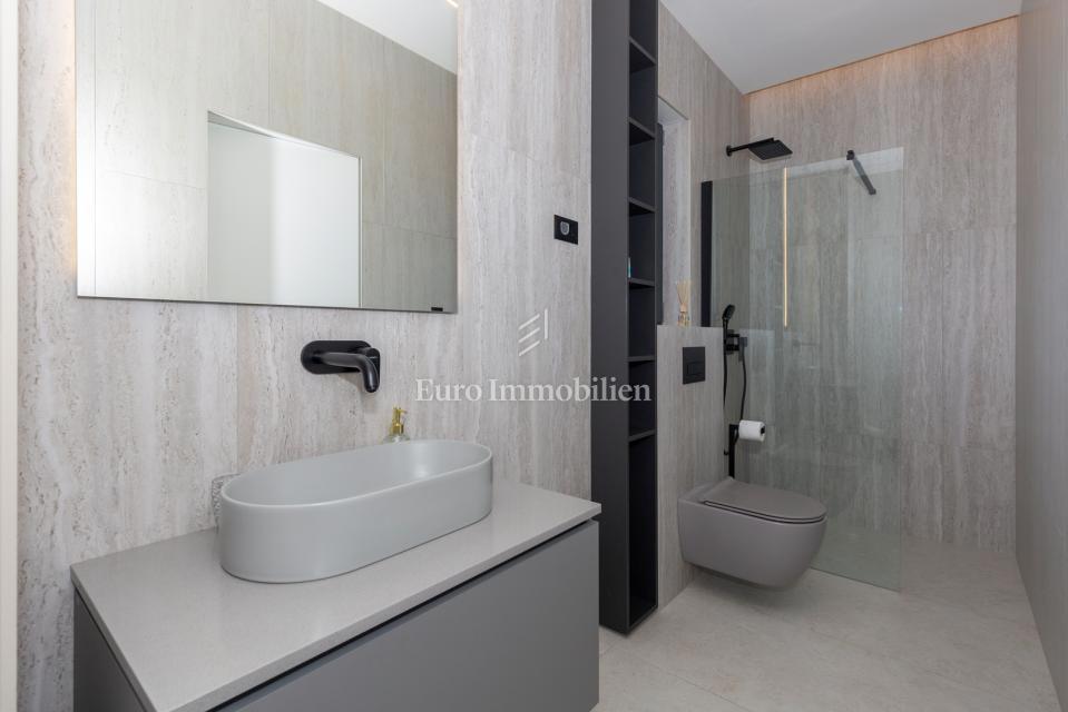 Istria - villa moderna con piscina e campo da tennis