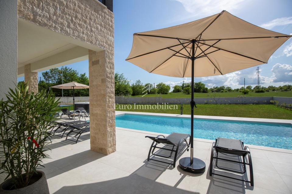 Istria - villa moderna con piscina e campo da tennis