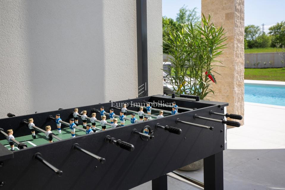 Istria - villa moderna con piscina e campo da tennis
