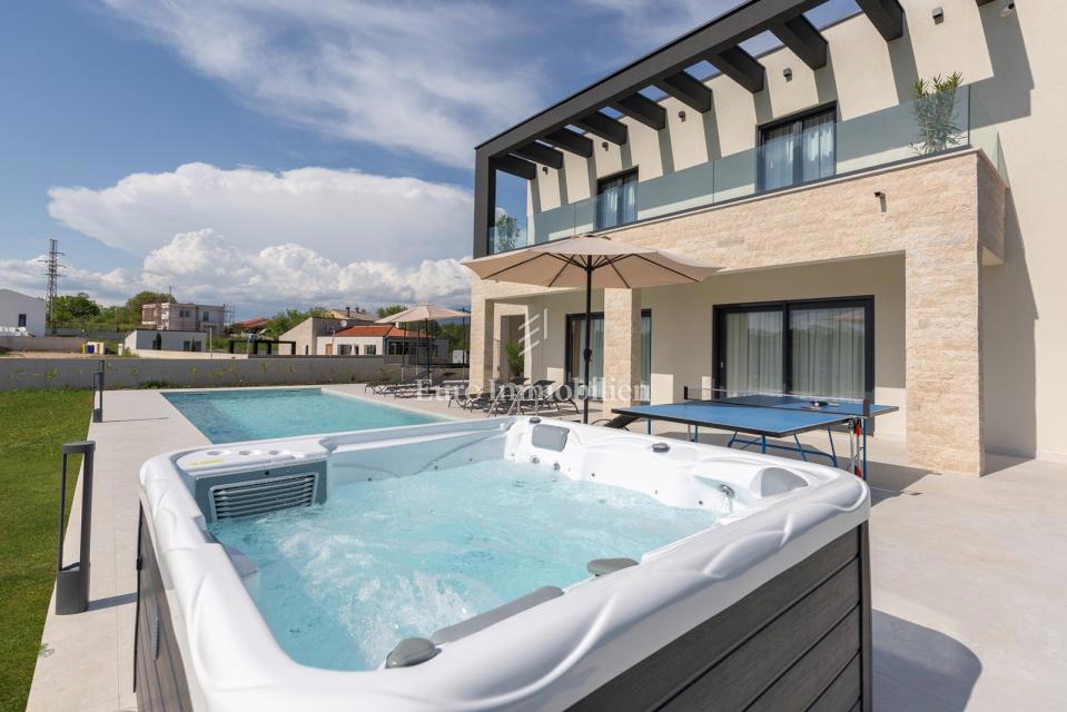 Istria - villa moderna con piscina e campo da tennis