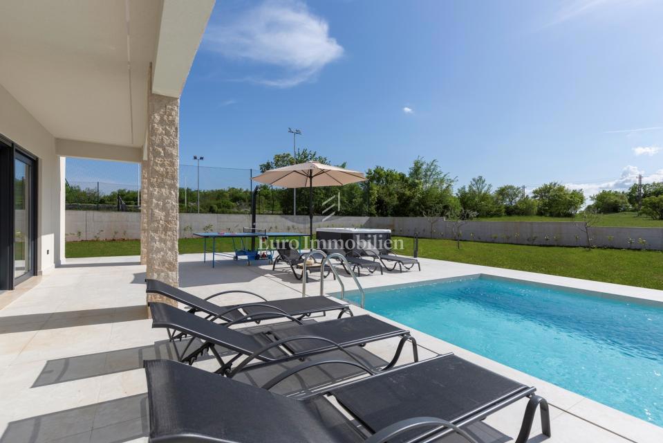 Istria - villa moderna con piscina e campo da tennis