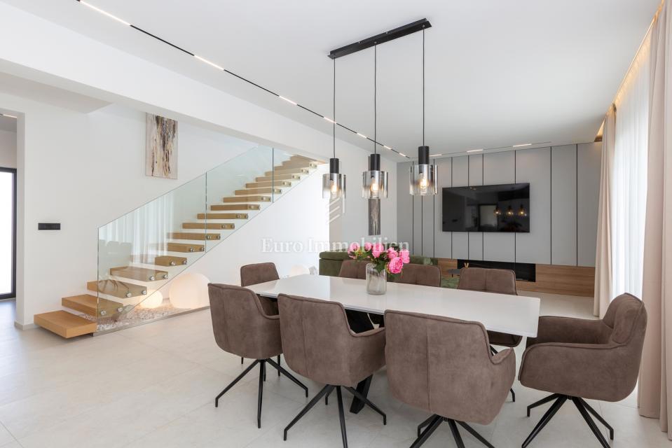 Istria - villa moderna con piscina e campo da tennis