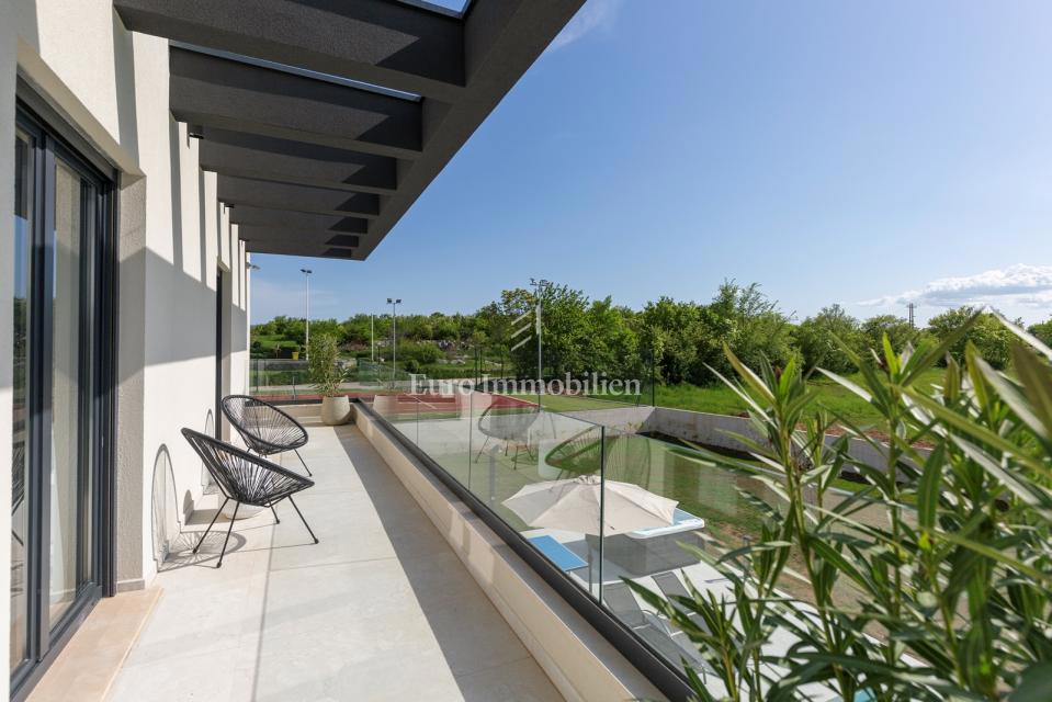 Istria - villa moderna con piscina e campo da tennis