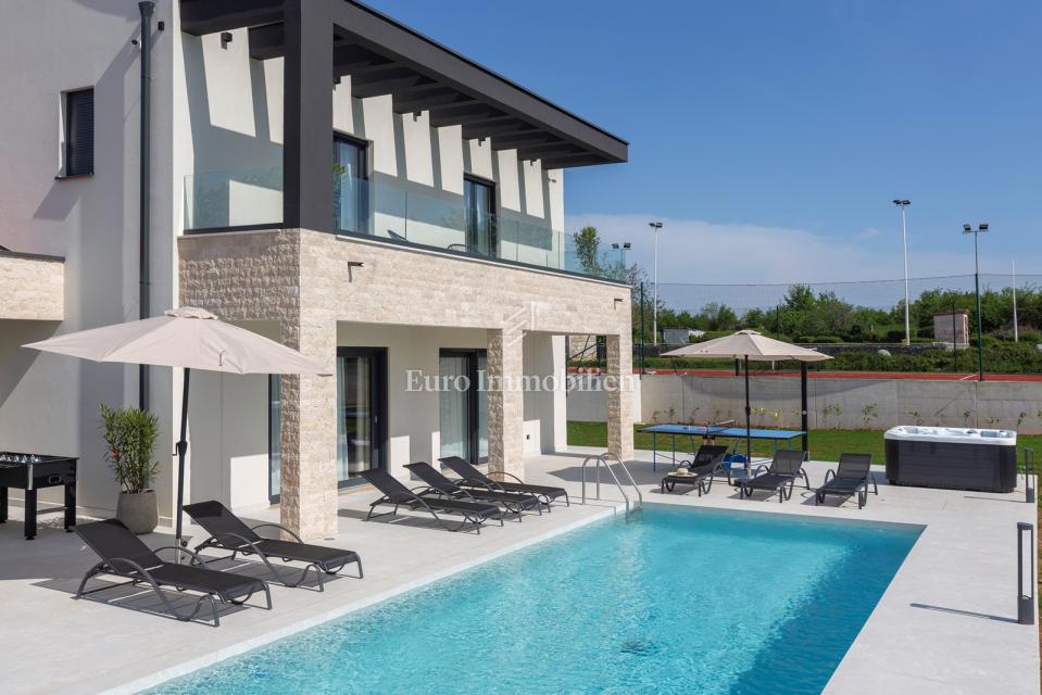 Istria - villa moderna con piscina e campo da tennis