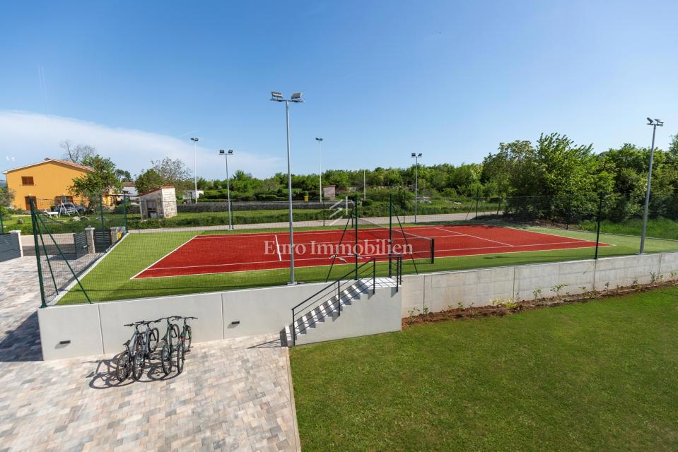 Istria - villa moderna con piscina e campo da tennis
