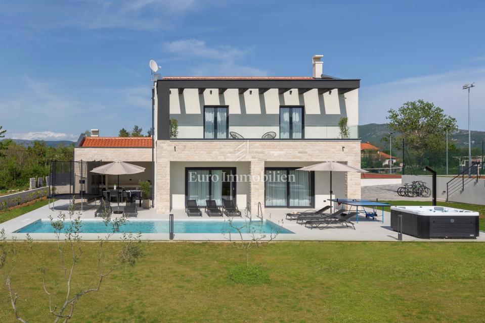 Istria - villa moderna con piscina e campo da tennis