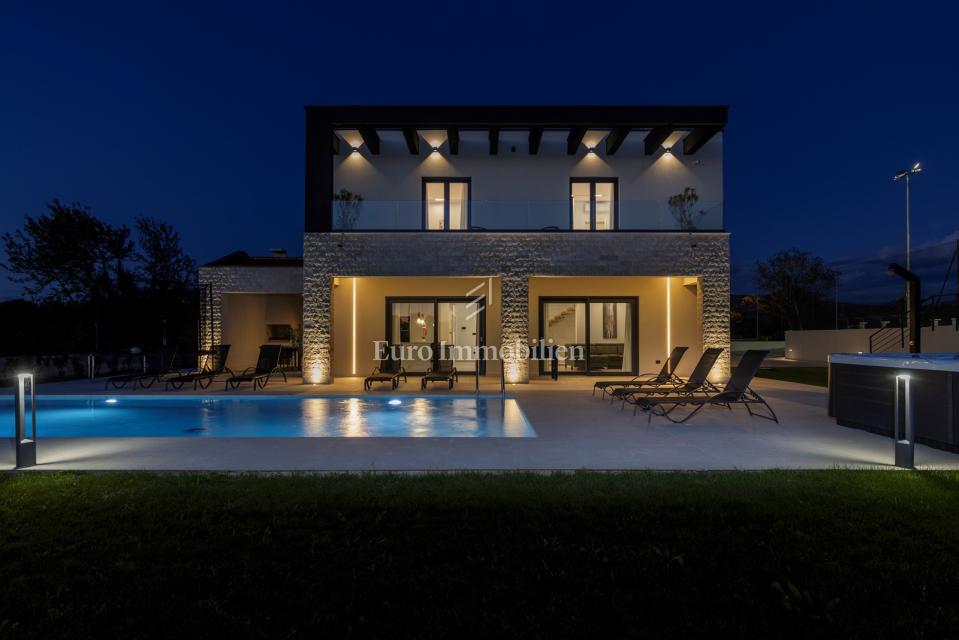 Istria - villa moderna con piscina e campo da tennis