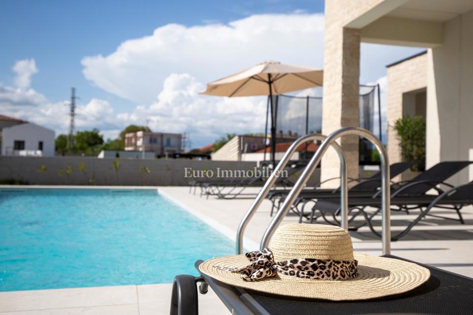 Istria - villa moderna con piscina e campo da tennis