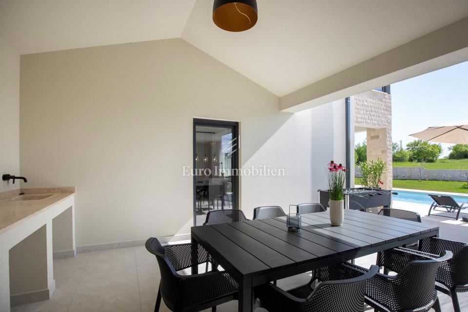 Istria - villa moderna con piscina e campo da tennis