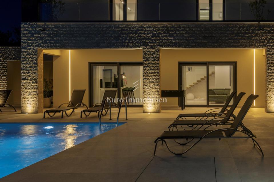 Istria - villa moderna con piscina e campo da tennis