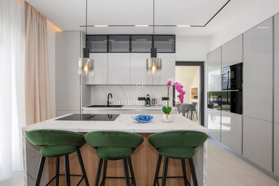 Istria - villa moderna con piscina e campo da tennis