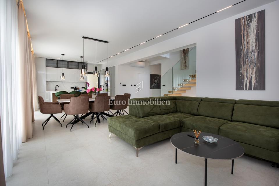 Istria - villa moderna con piscina e campo da tennis