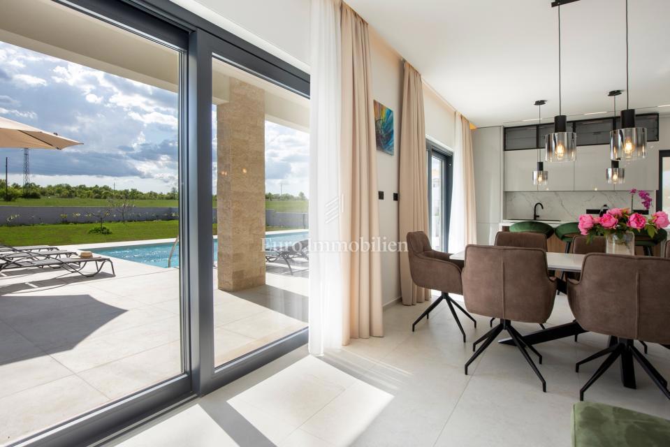 Istria - villa moderna con piscina e campo da tennis