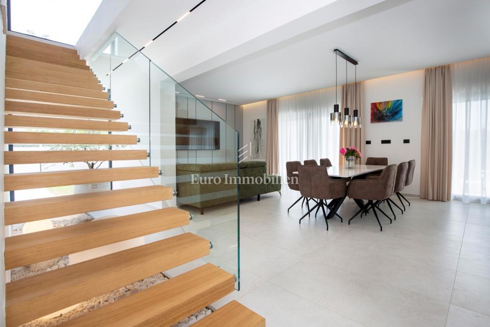 Istria - villa moderna con piscina e campo da tennis