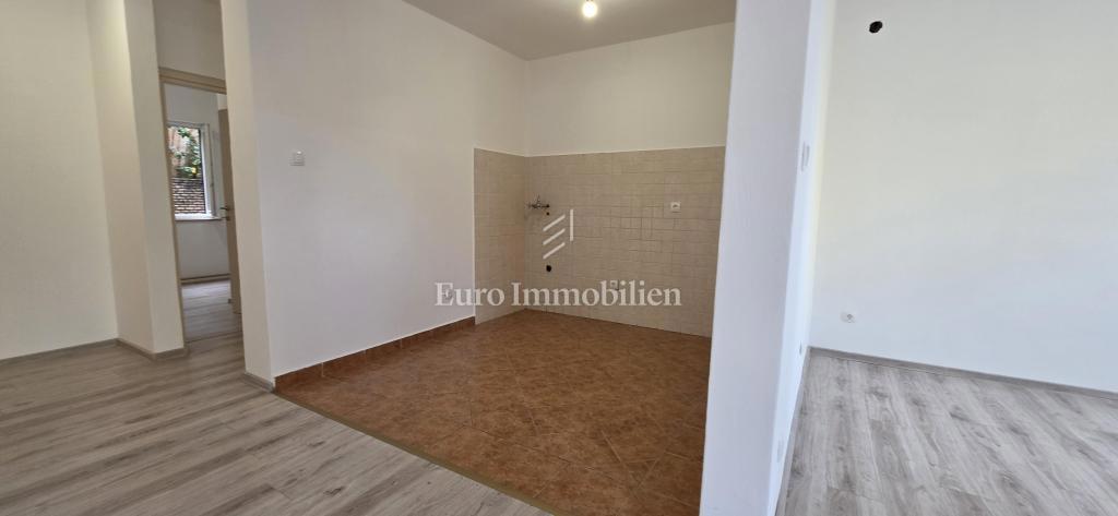 Appartamento ristrutturato con cortile e vista mare 