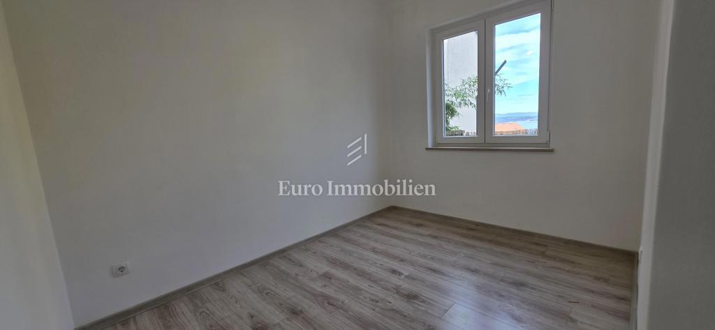 Appartamento ristrutturato con cortile e vista mare 