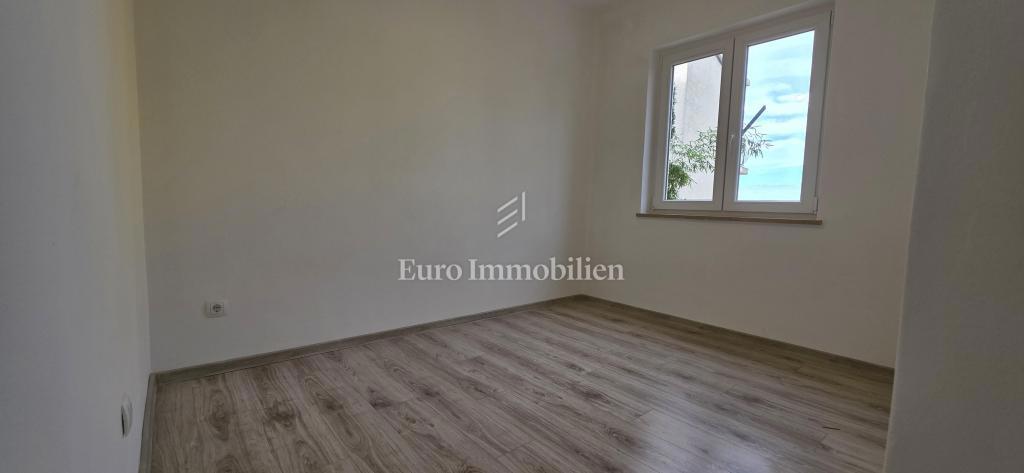 Appartamento ristrutturato con cortile e vista mare 