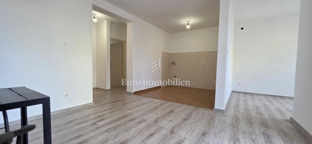 Appartamento ristrutturato con cortile e vista mare 