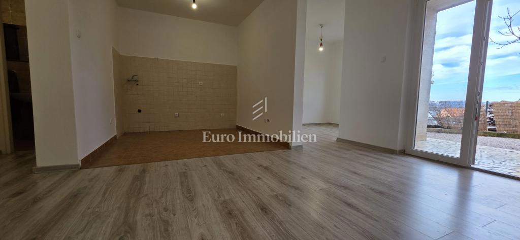 Appartamento ristrutturato con cortile e vista mare 