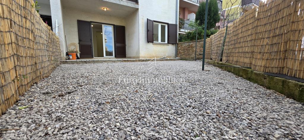 Appartamento ristrutturato con cortile e vista mare 