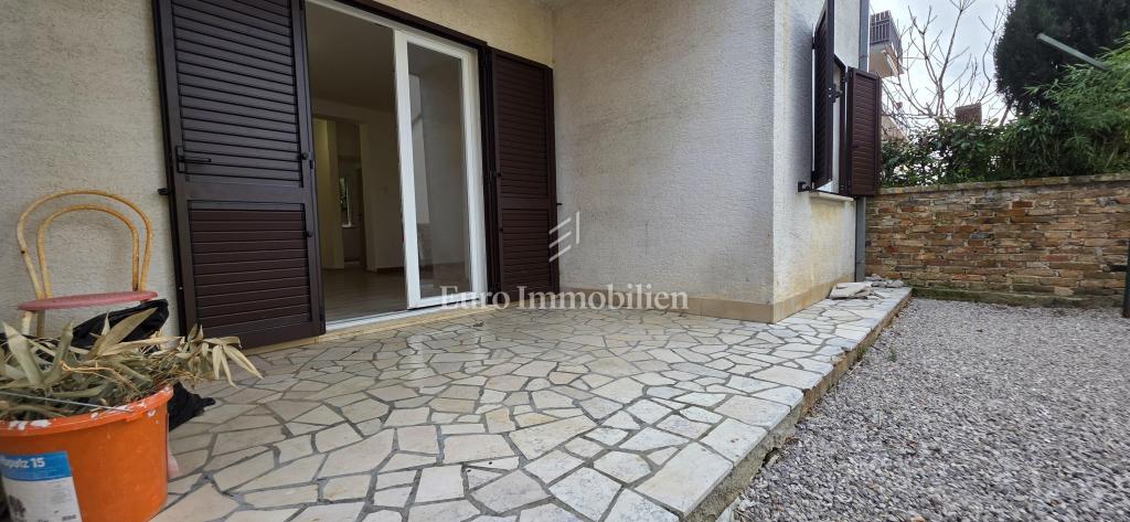 Appartamento ristrutturato con cortile e vista mare 