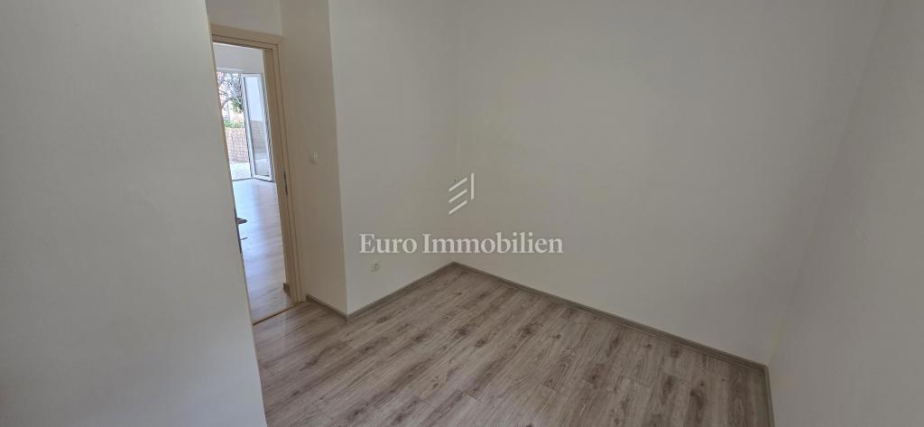 Appartamento ristrutturato con cortile e vista mare 