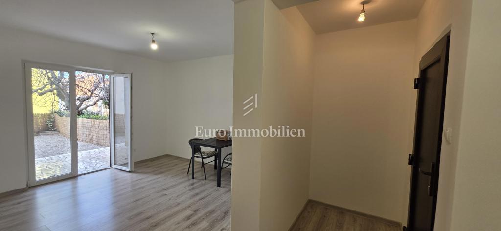 Appartamento ristrutturato con cortile e vista mare 