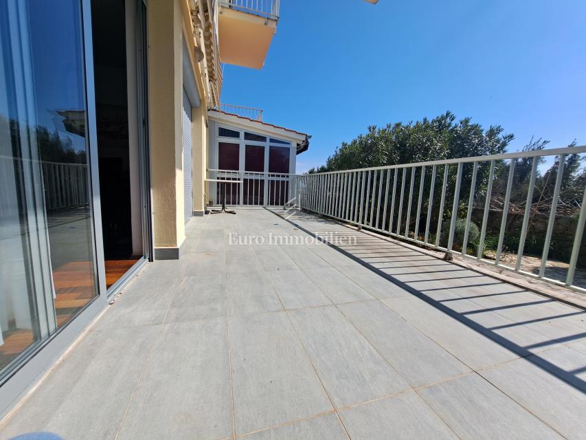 Città di Krk - appartamento arredato con ampia terrazza