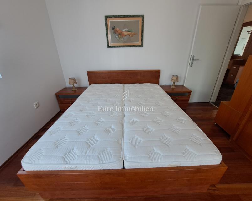 Città di Krk - appartamento arredato con ampia terrazza