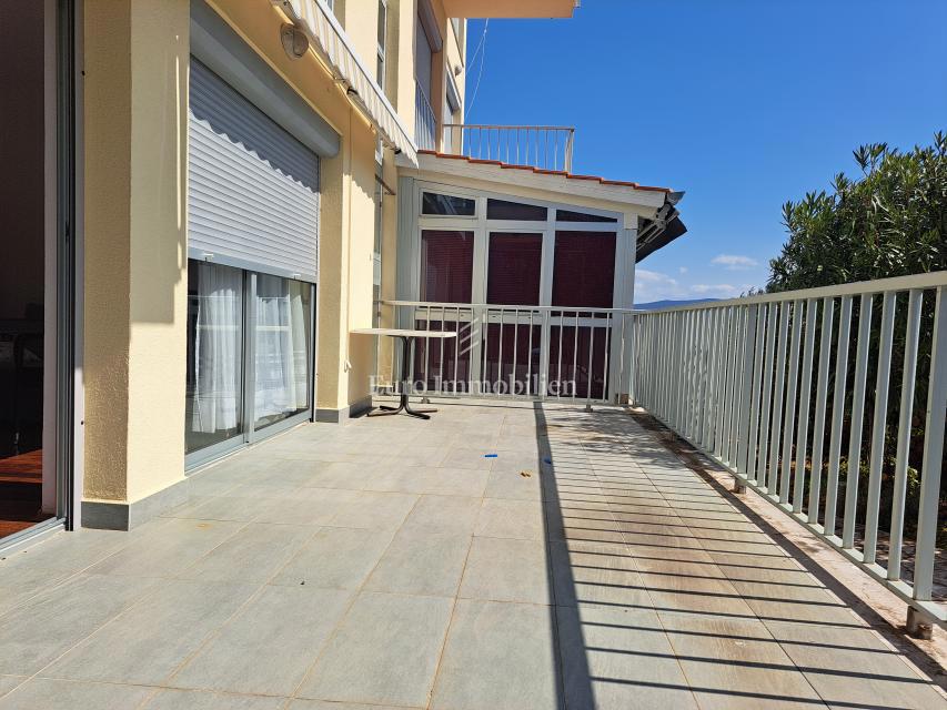 Città di Krk - appartamento arredato con ampia terrazza