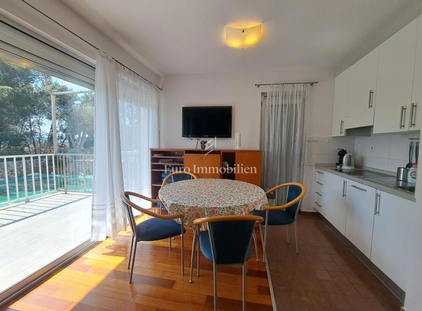 Città di Krk - appartamento arredato con ampia terrazza