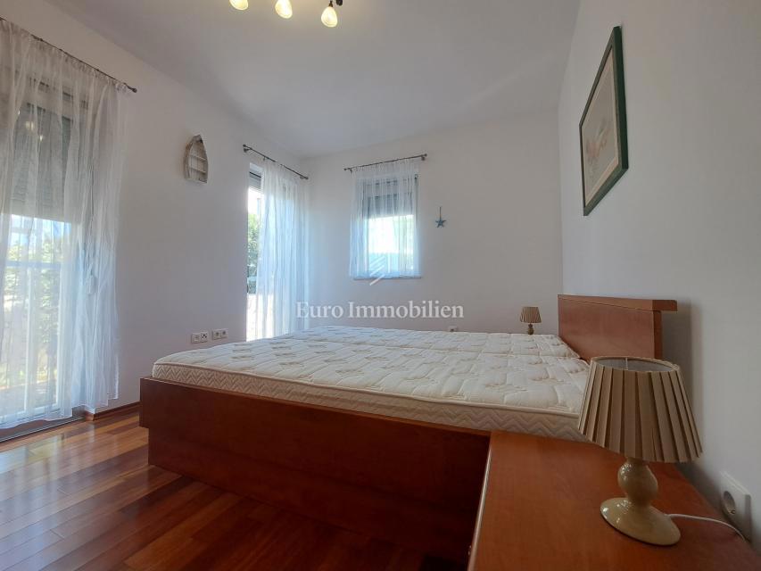 Città di Krk - appartamento arredato con ampia terrazza