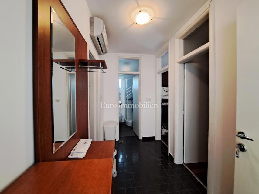 Città di Krk - appartamento arredato con ampia terrazza