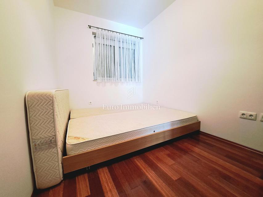 Città di Krk - appartamento arredato con ampia terrazza