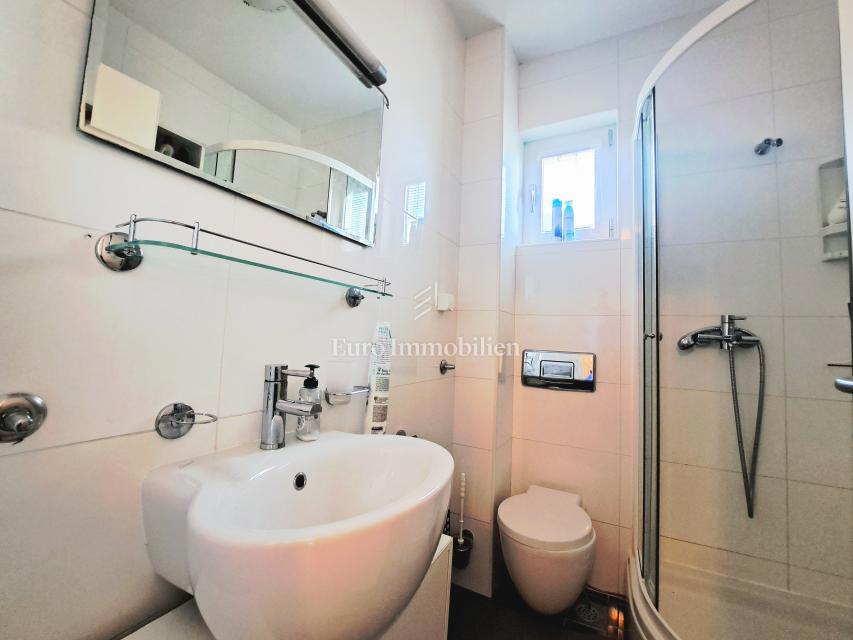 Città di Krk - appartamento arredato con ampia terrazza