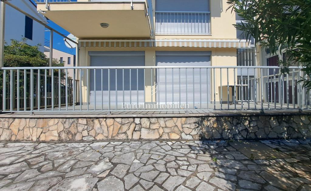 Città di Krk - appartamento arredato con ampia terrazza