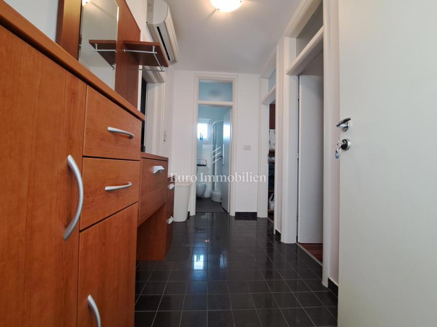 Città di Krk - appartamento arredato con ampia terrazza